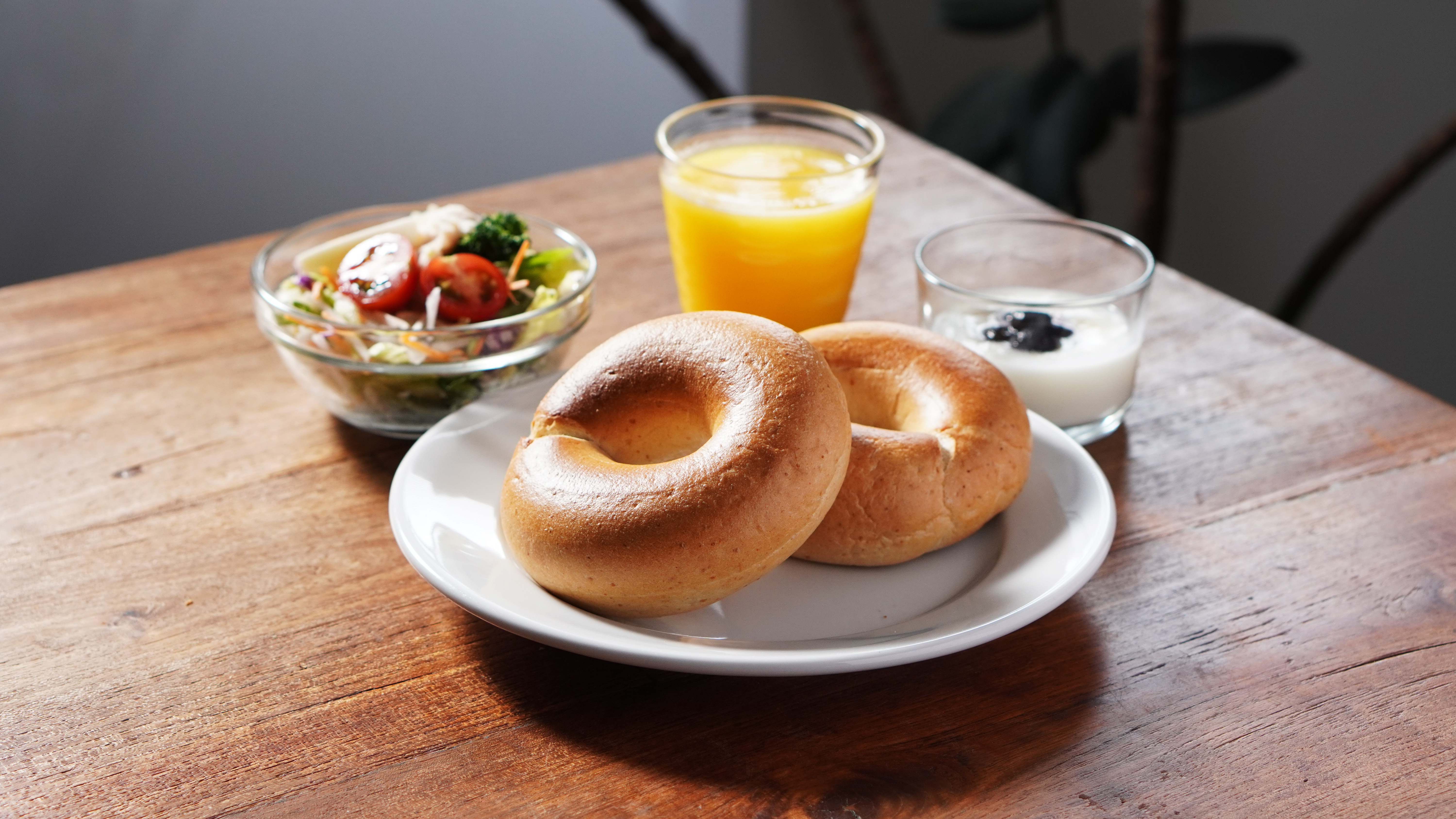 食卓に並ぶベーグルのイメージ